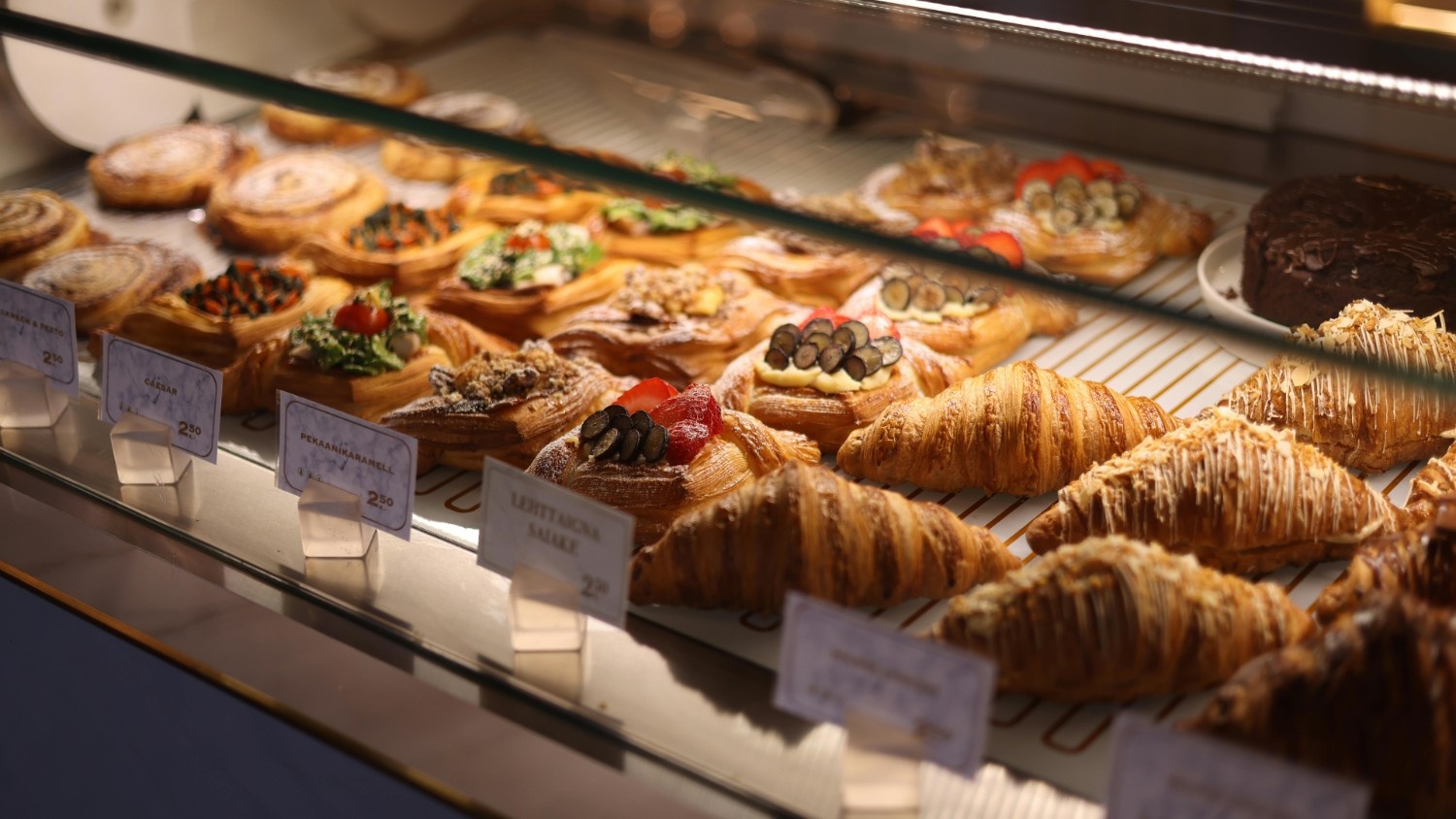 Dubai’s Famous Savoury Bites and Sweet Delights