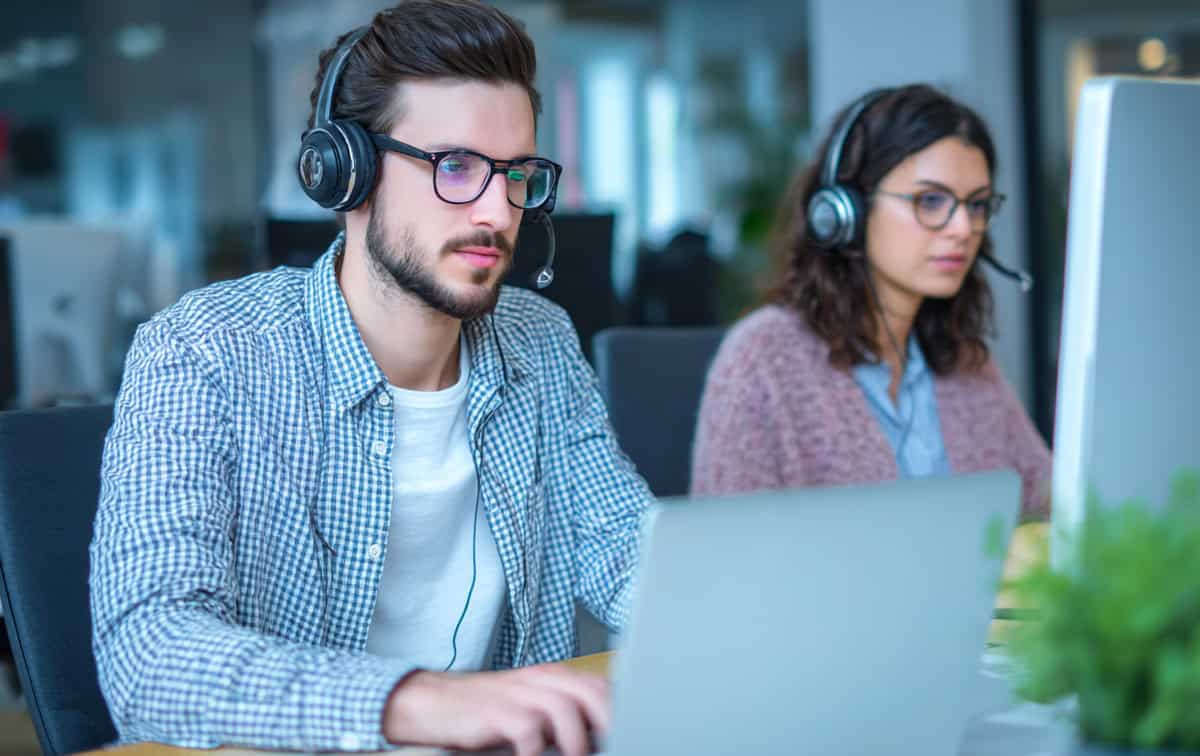 Managed servies provider specialist helping with tech problems remotely