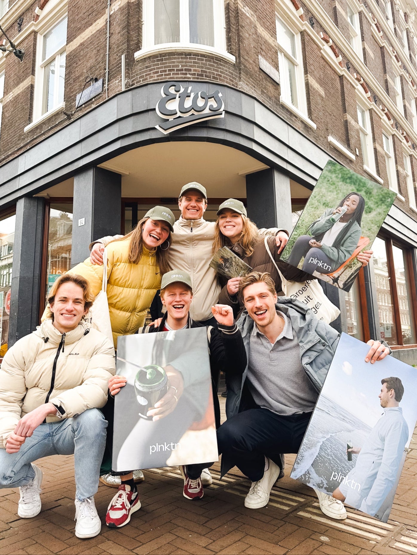 plnktn team poseert met campagnebeelden voor een winkel