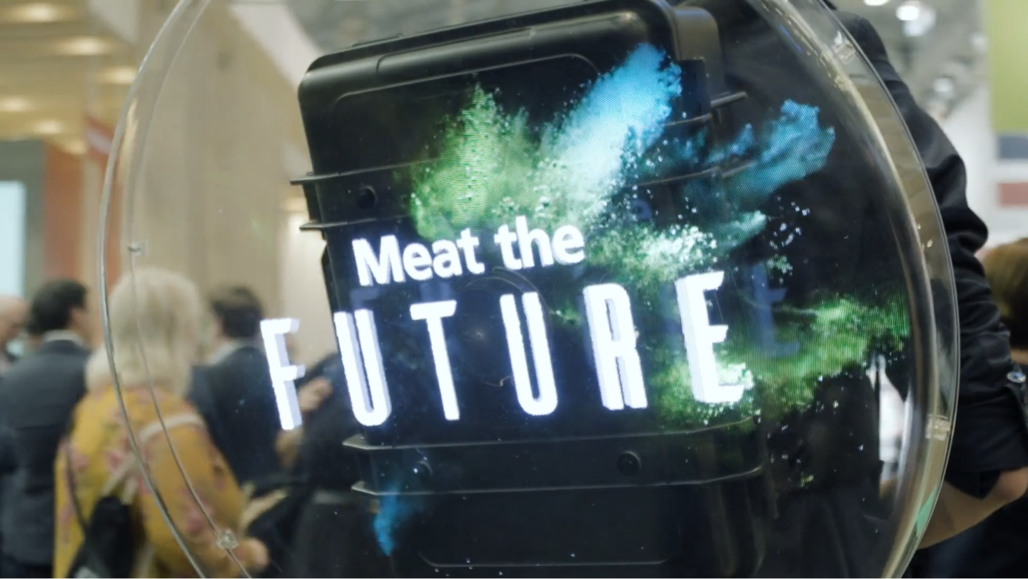 HOLOMAGIX – der mobile Hologramm-Projektor