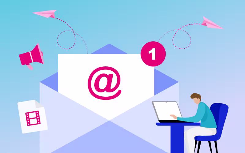 Illustration eines geöffneten Briefumschlags mit @-Symbol und Benachrichtigungszahl 1. Daneben sitzt eine Person am Laptop; im Hintergrund fliegen Papierflugzeuge.