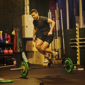 A group of people lifting dumbbells in a gym at CrossFit Ravn Fitness, Førresfjorden, RO.