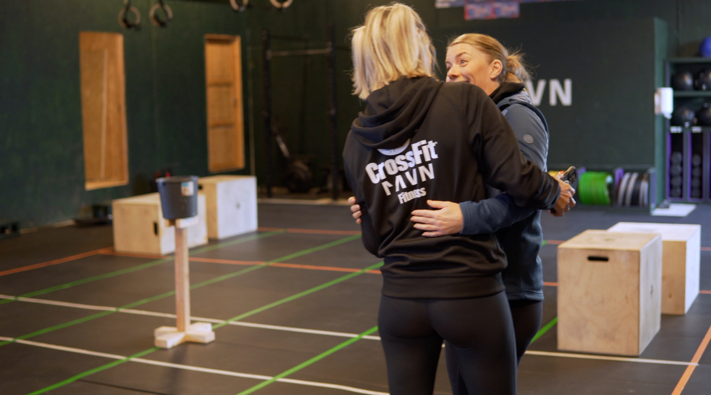 A group of individuals performing push-ups during an HWPO class at CrossFit Ravn Fitness in Førresfjorden, RO.