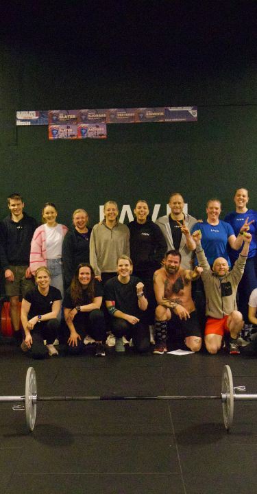 A man wearing black socks and knee sleeves holds a kettlebell at CrossFit Ravn Fitness in Førresfjorden, RO.