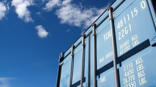 Contenedor de carga con código de identificación, clave para la clasificación arancelaria en el comercio exterior
