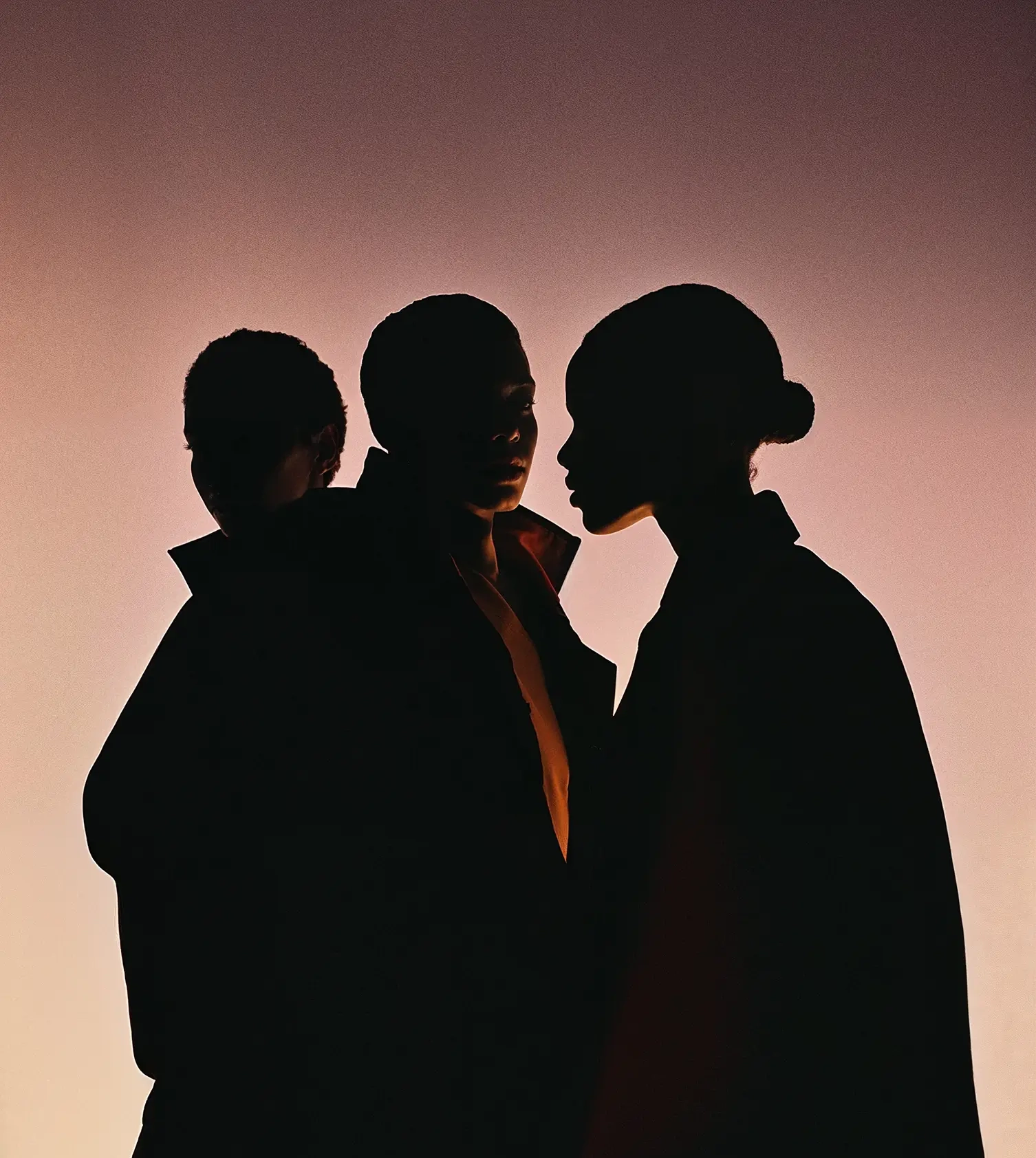 Drei Personen in Silhouette vor farbigem Hintergrund – künstlerisches Motiv für Diversität, kreative Zusammenarbeit und strategische Markenentwicklung im digitalen Zeitalter.