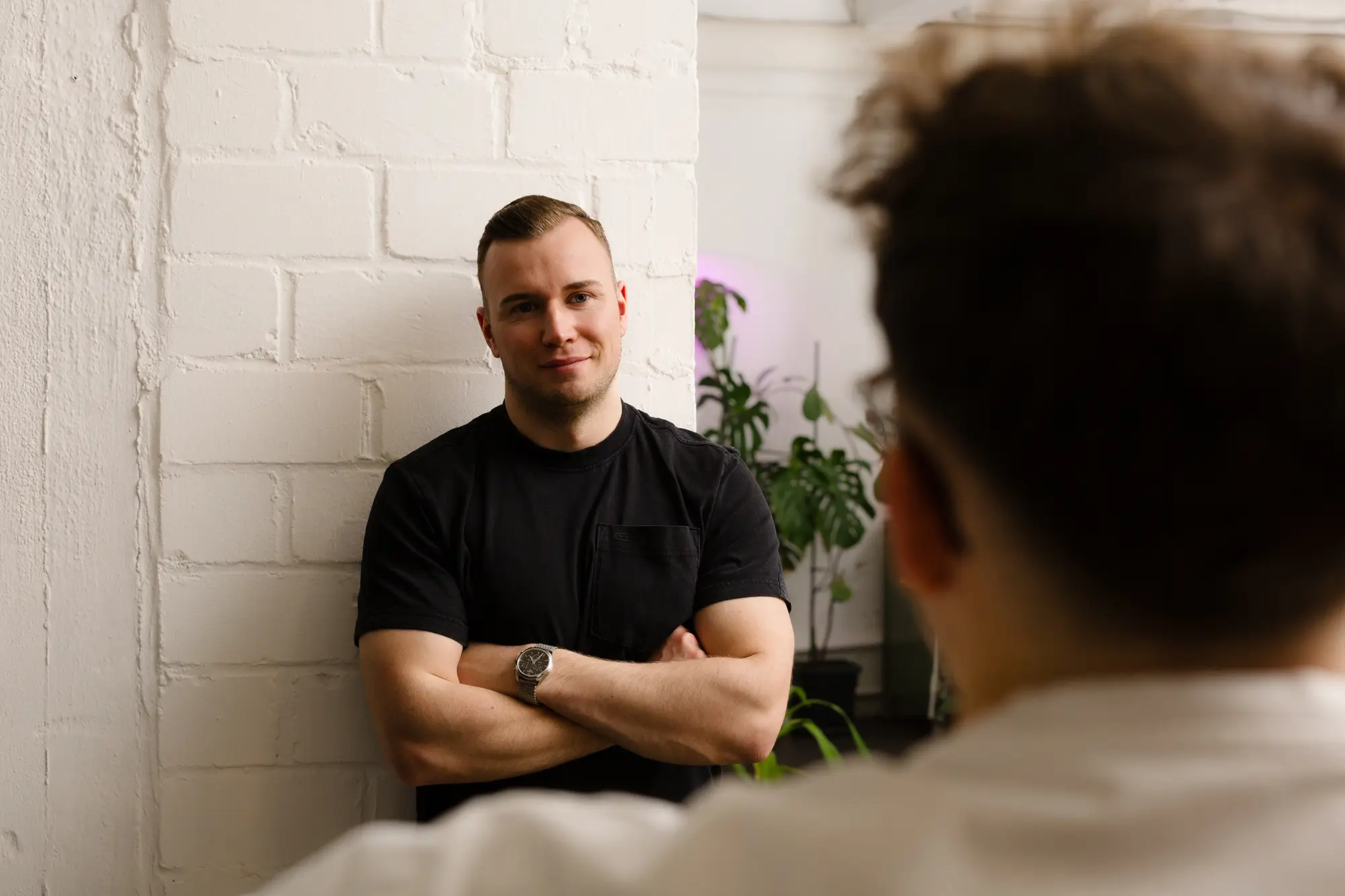 Persönliches Gespräch zwischen Evermynd-Teammitgliedern – symbolisiert partnerschaftliche Zusammenarbeit, offene Kommunikation und moderne Unternehmenskultur im digitalen Marketing.