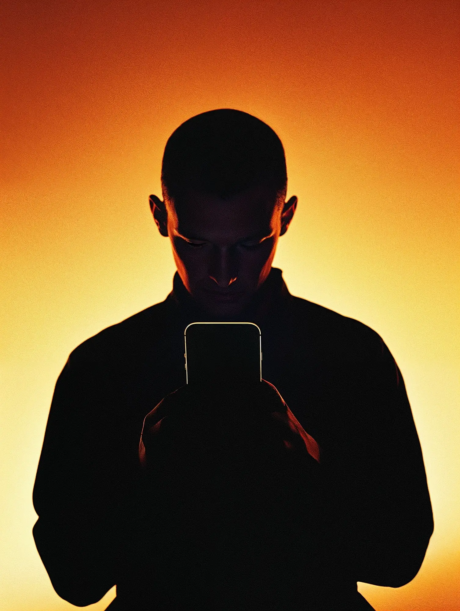 Evermynd_Sample_Images7	Silhouette einer Person mit Smartphone vor leuchtend orangefarbenem Hintergrund – Symbol für datengetriebenes Marketing, digitale Innovation und technologiegestützte Markenstrategie.