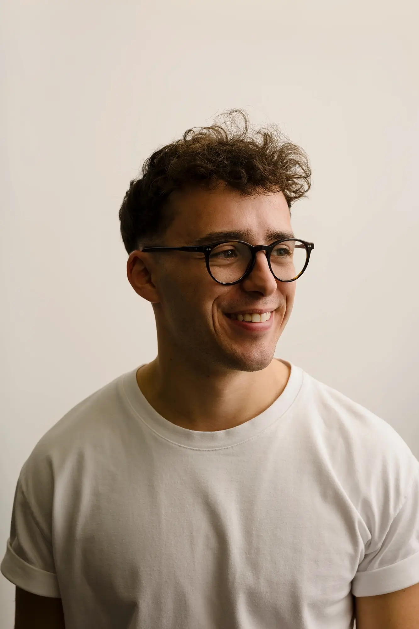 Porträt eines jungen Evermynd-Teammitglieds – sympathisch, kompetent und zukunftsorientiert im Bereich digitales Marketing und datenbasierte Markenstrategien.