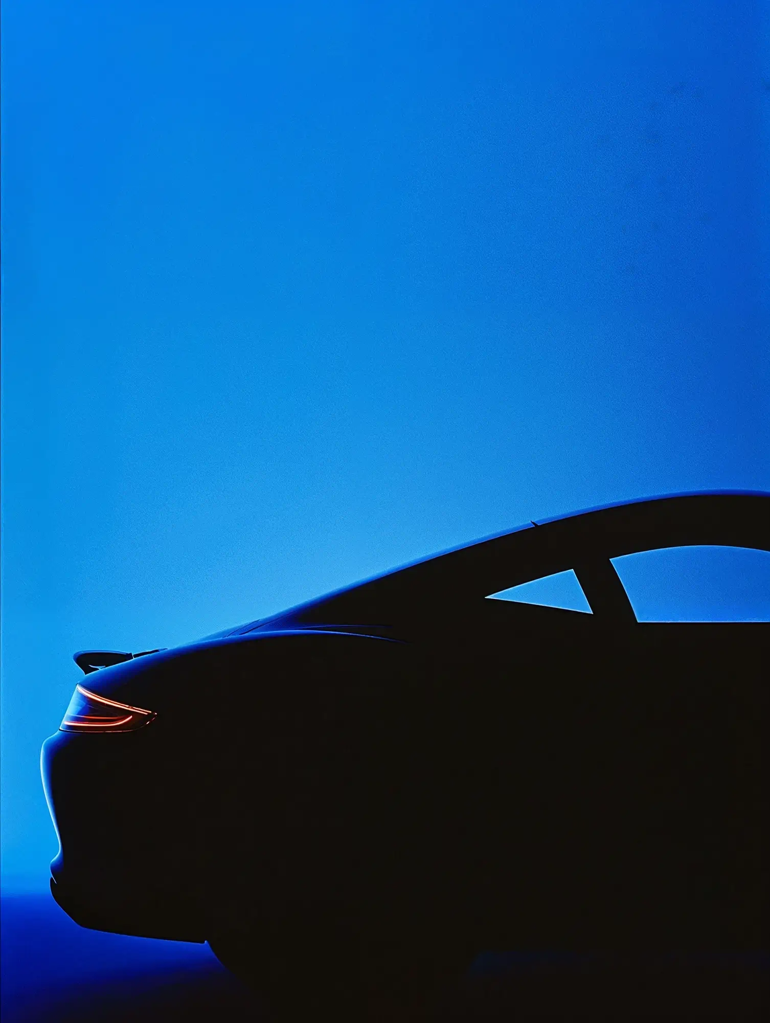 Silhouette eines Sportwagens vor leuchtend blauem Hintergrund – Sinnbild für Innovation, Geschwindigkeit und zukunftsgerichtetes digitales Marketing mit Evermynd.