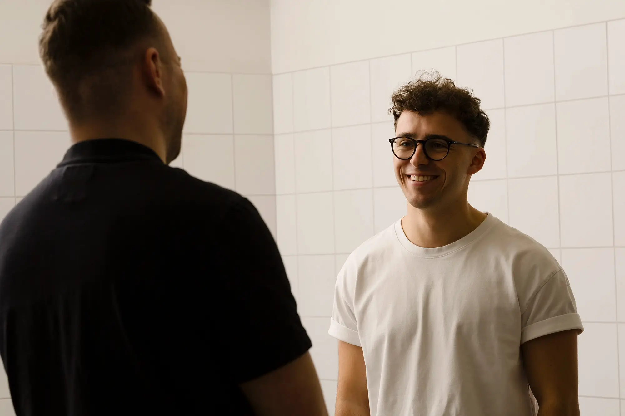 KH-Evermynd-041	Zwei Geschäftsführer der Marketingagentur Evermynd im Gespräch – junge Gründer stehen für persönliche Beratung, kreative Strategien und nachhaltige Unternehmensentwicklung.