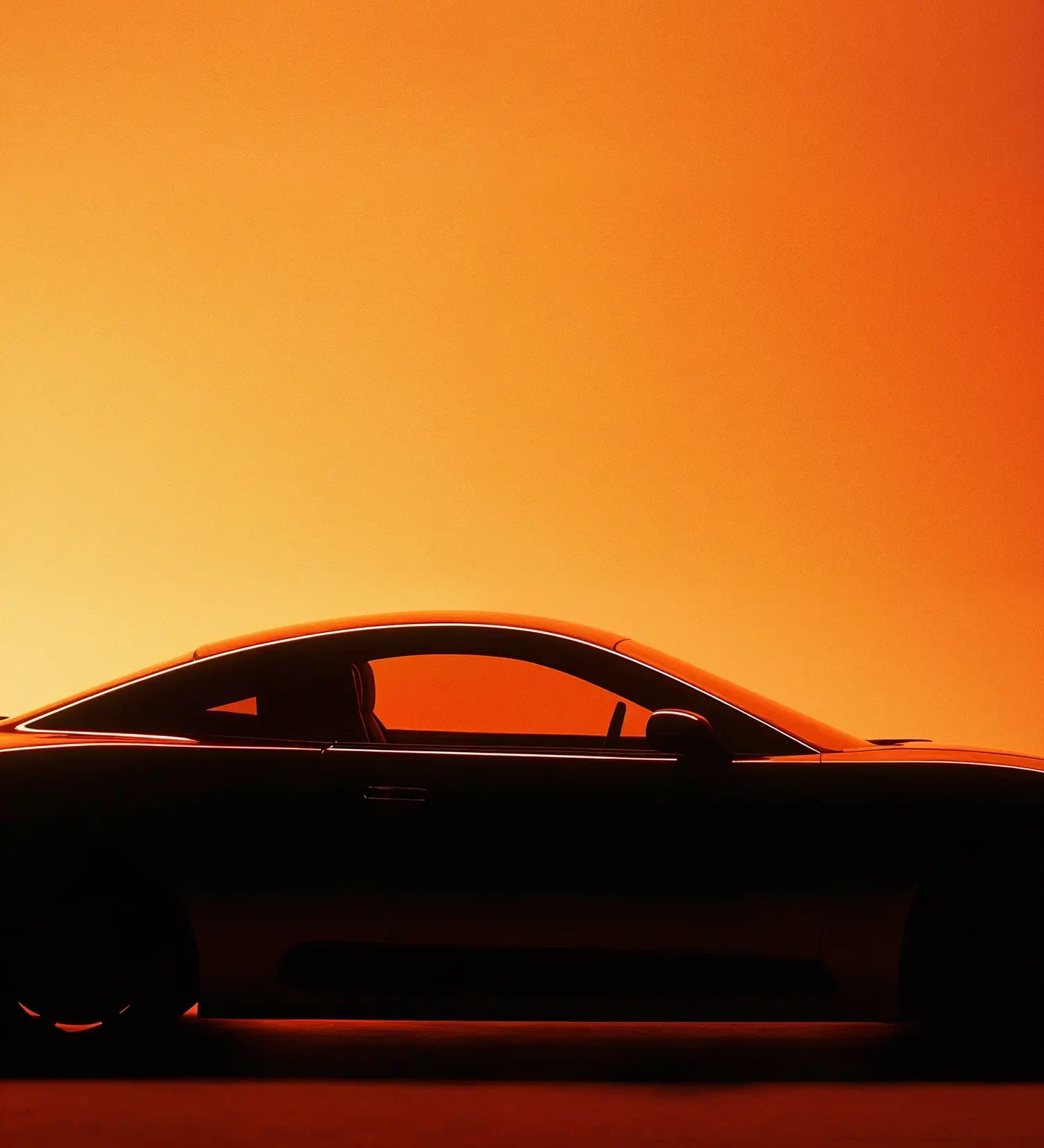 Silhouette eines Sportwagens vor einem leuchtend orangefarbenen Hintergrund – symbolisiert Geschwindigkeit, Design und moderne Mobilität.