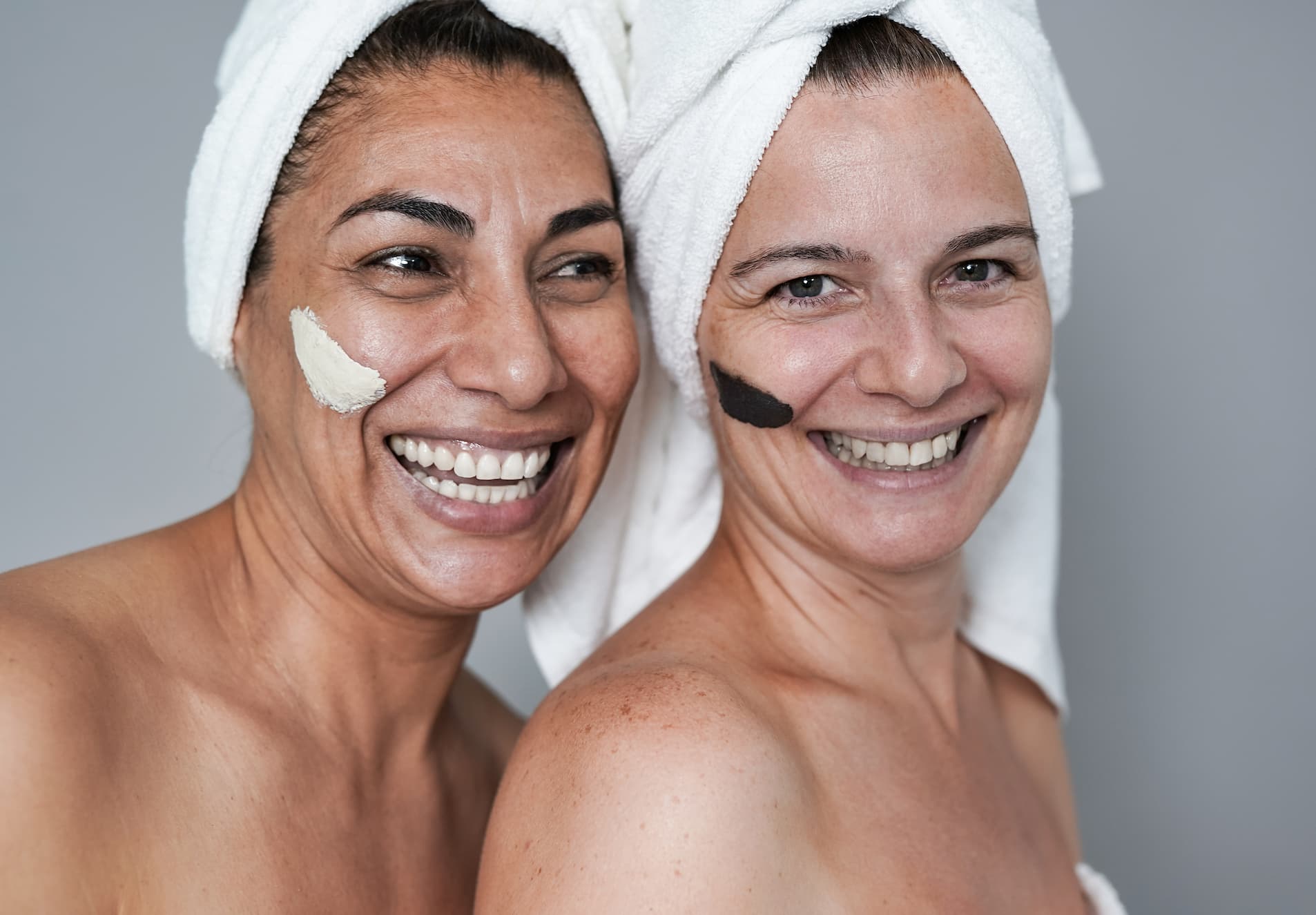 Mujeres adultas con skincare en la cara