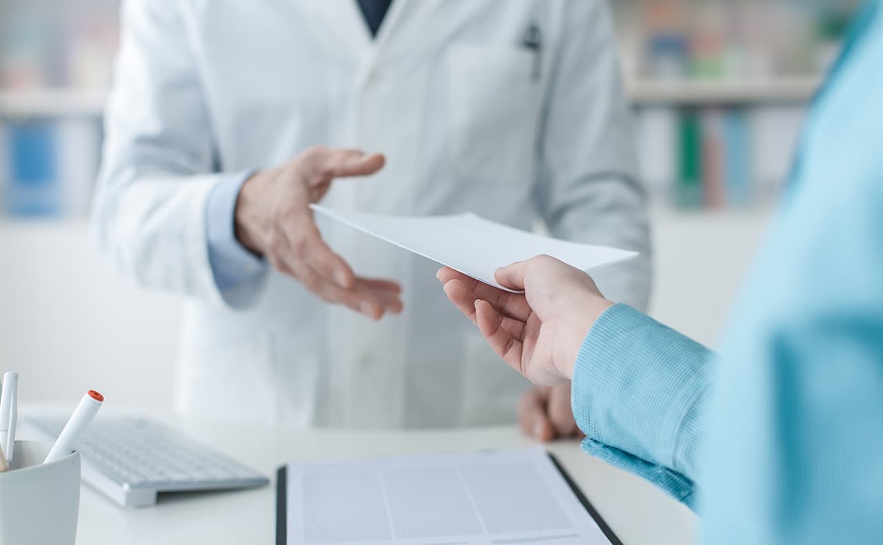 Mujer entregando receta médica en farmacia