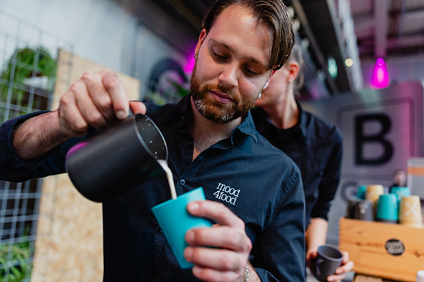 CupXchange herbruikbare koffiebeker tijdens het inschenken van koffie