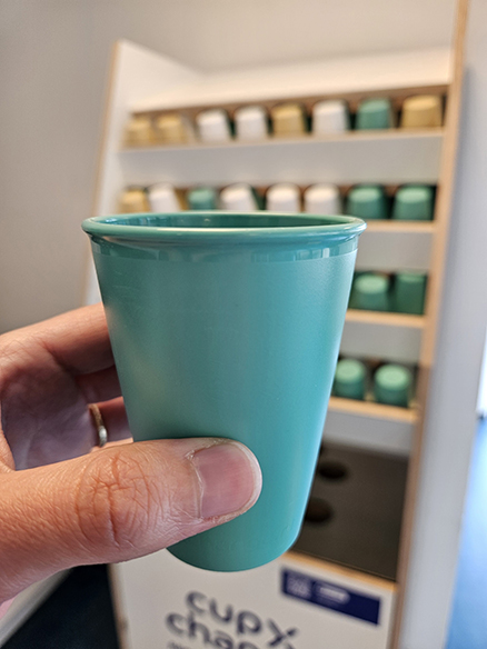 Herbruikbare koffiebeker bij inzamelmeubel