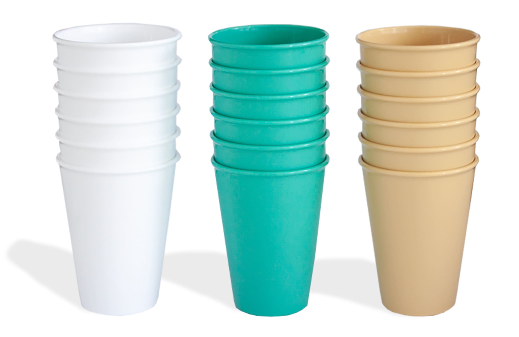 Stapels herbruikbare koffiebekers klaar voor verhuur
