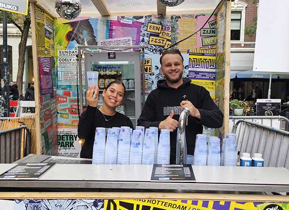 Drank wordt ingeschonken in herbruikbare CupXchange festival bekers tijdens een evenement