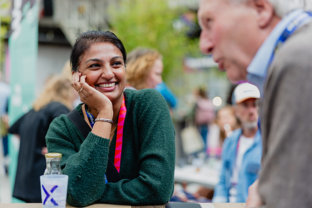 Herbruikbare CupXchange evenement beker in gebruik tijdens een evenement