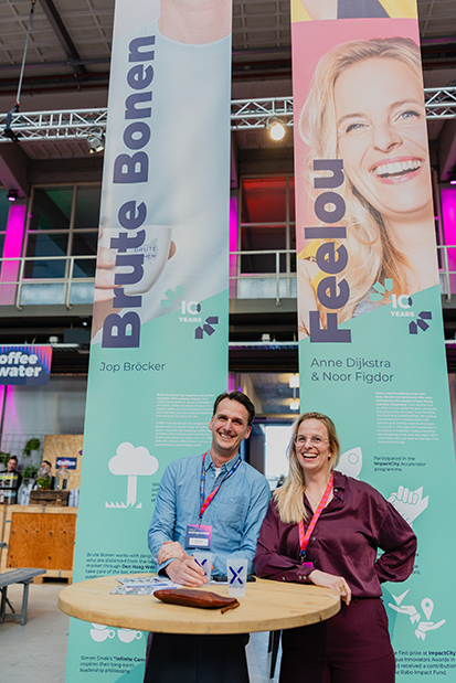 Bezoekers met herbruikbare CupXchange evenement bekers tijdens een festival