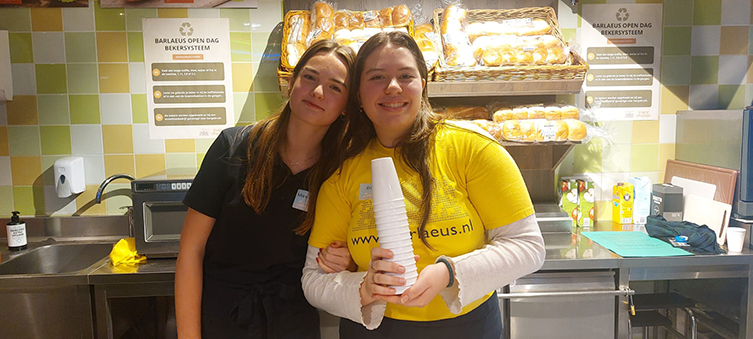 Bezoekers met herbruikbare CupXchange evenement bekers tijdens een open dag