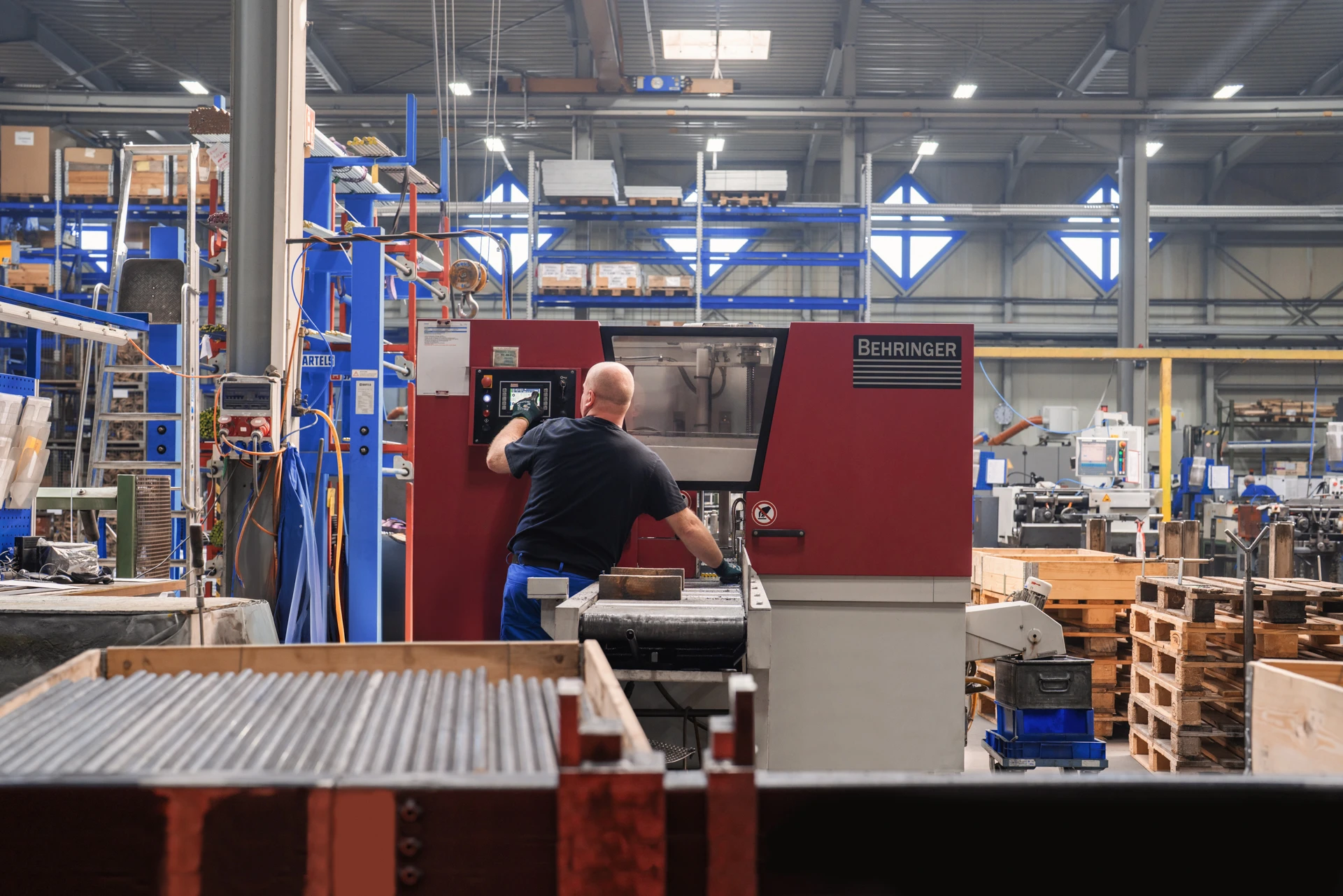 Mitarbeiter in der Produktion bei Graewe bedienen Maschinen zur präzisen Metallverarbeitung