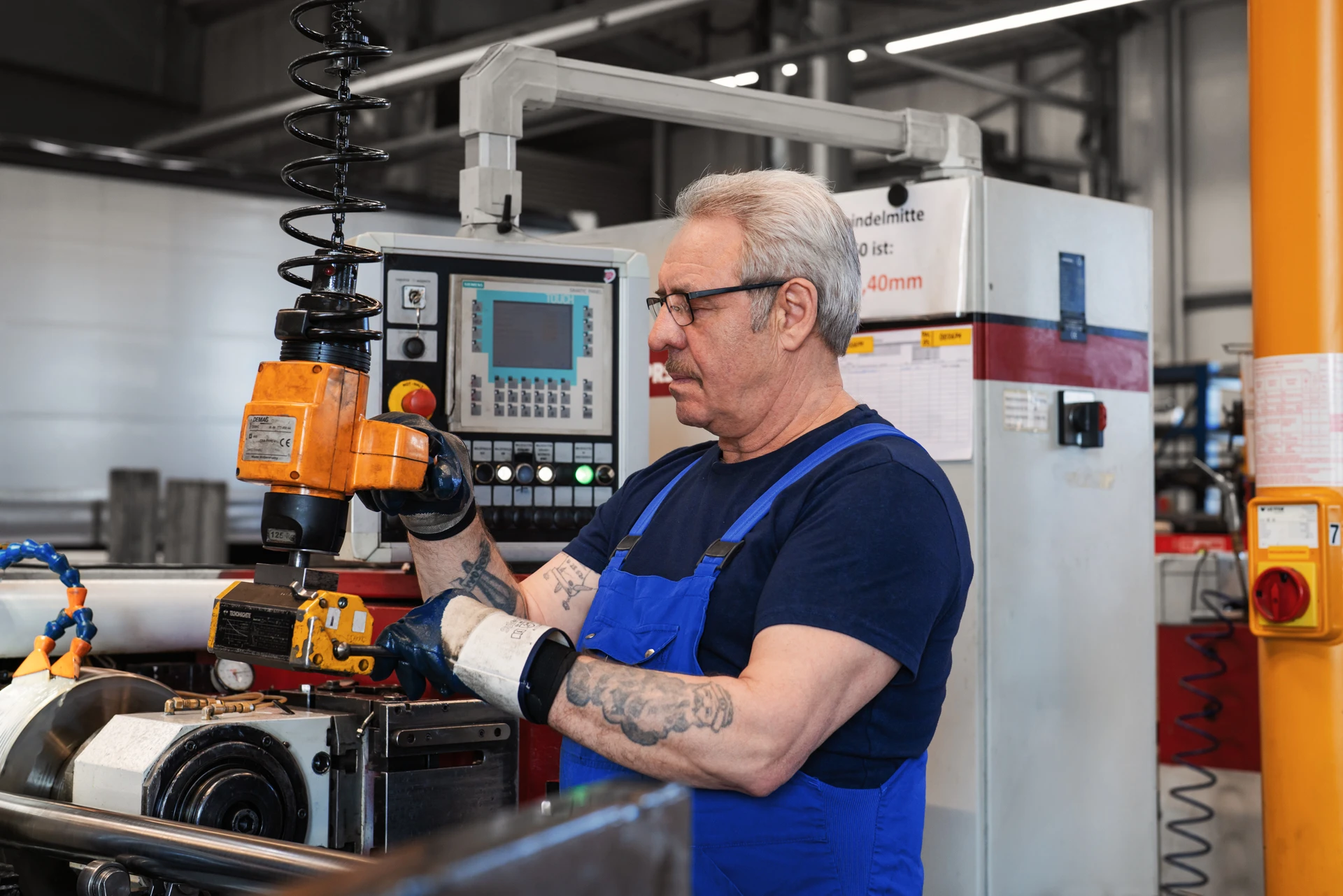 Graewe Mitarbeiter bedient moderne Fertigungsanlage zur Herstellung hochwertiger Metallteile