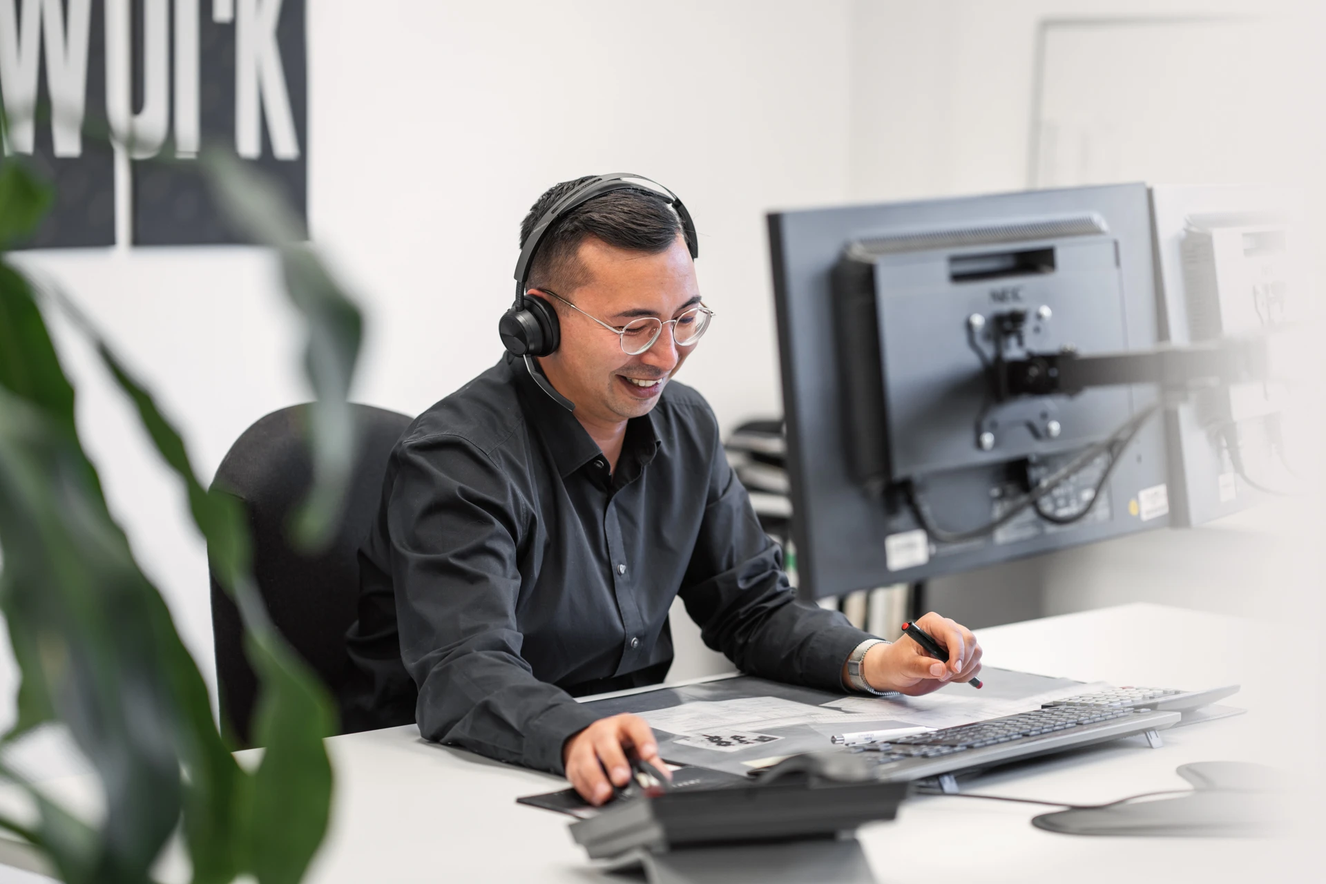 Technischer Mitarbeiter bei Graewe plant Produktionsprozesse am Computer mit moderner Software