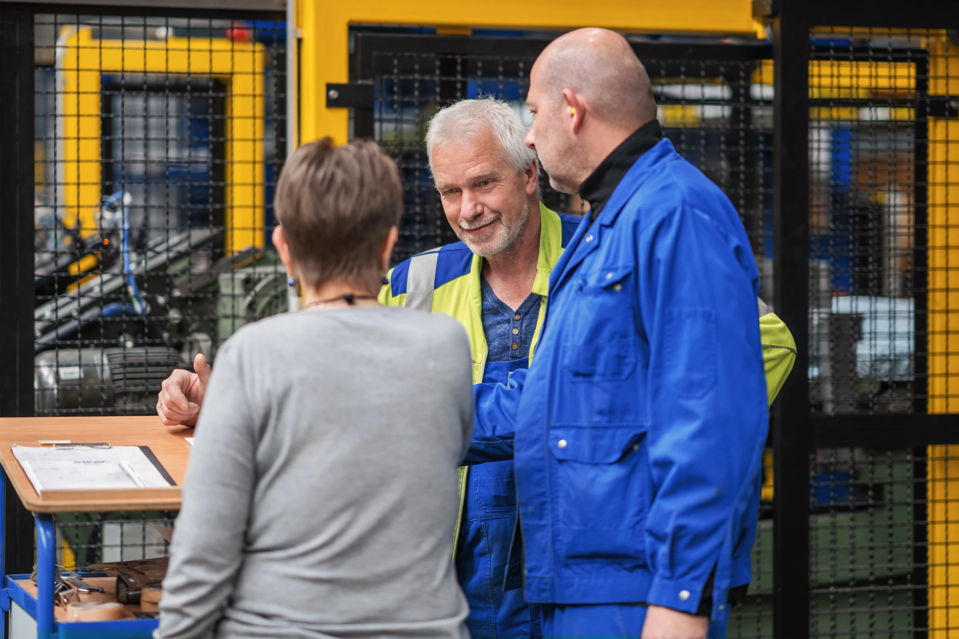Graewe Team bespricht Fertigungsabläufe in der Produktionshalle zur Sicherung höchster Qualität