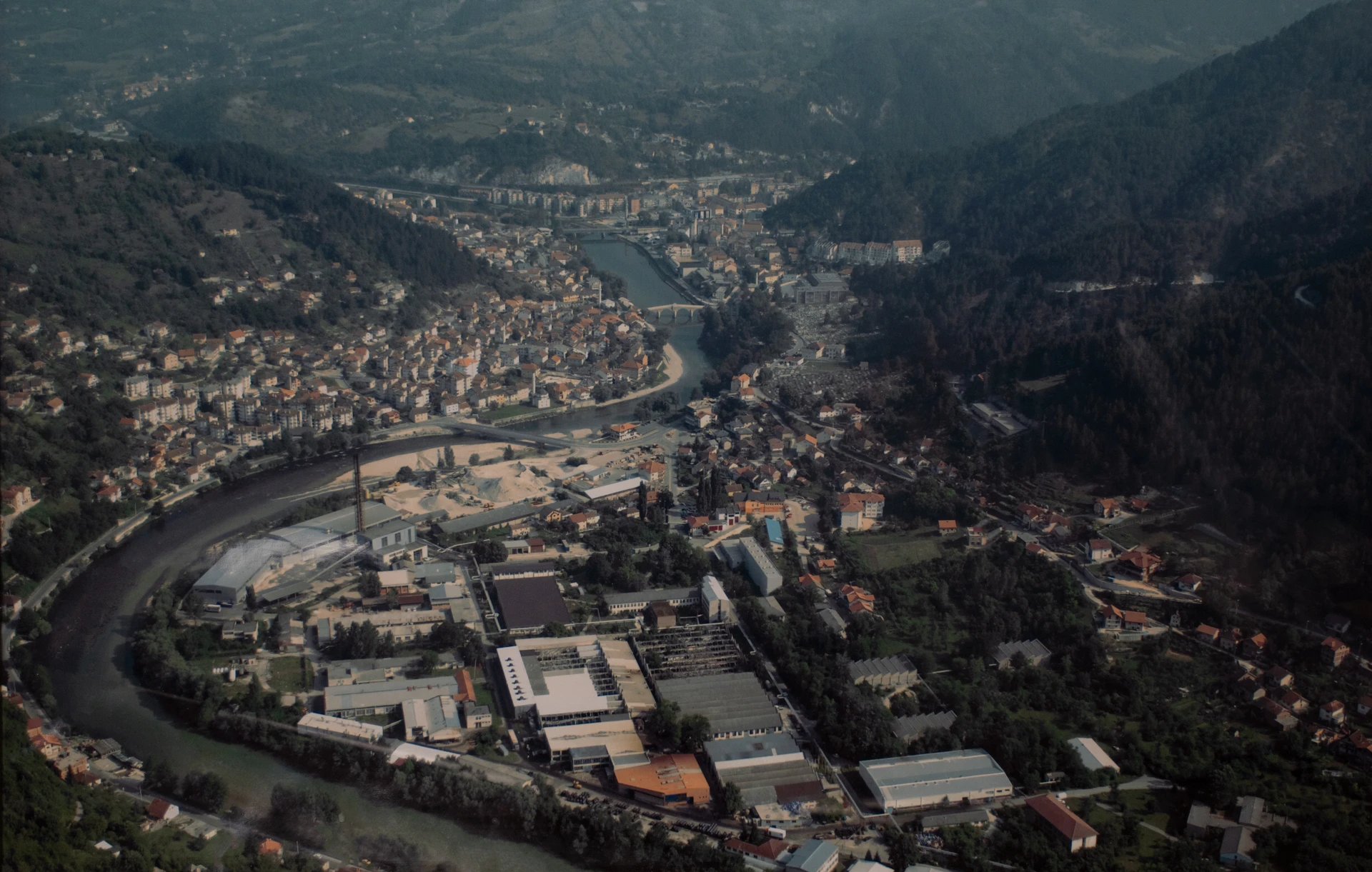 Ein Foto einer Stadt mit einem Fluss, der hindurchfließt. Graewe 2005