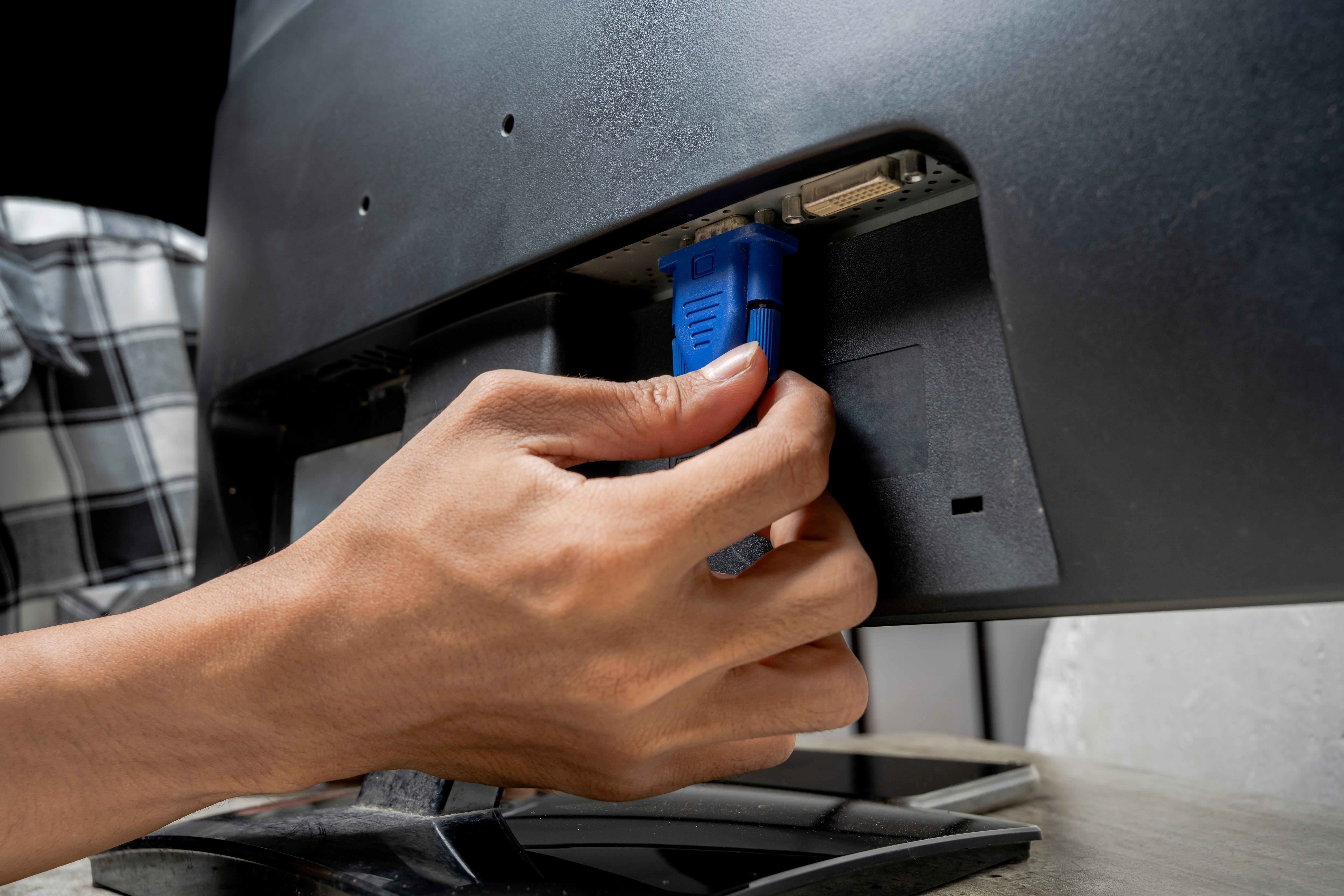 How to Connect a Computer to a TV with a VGA Cable Safely