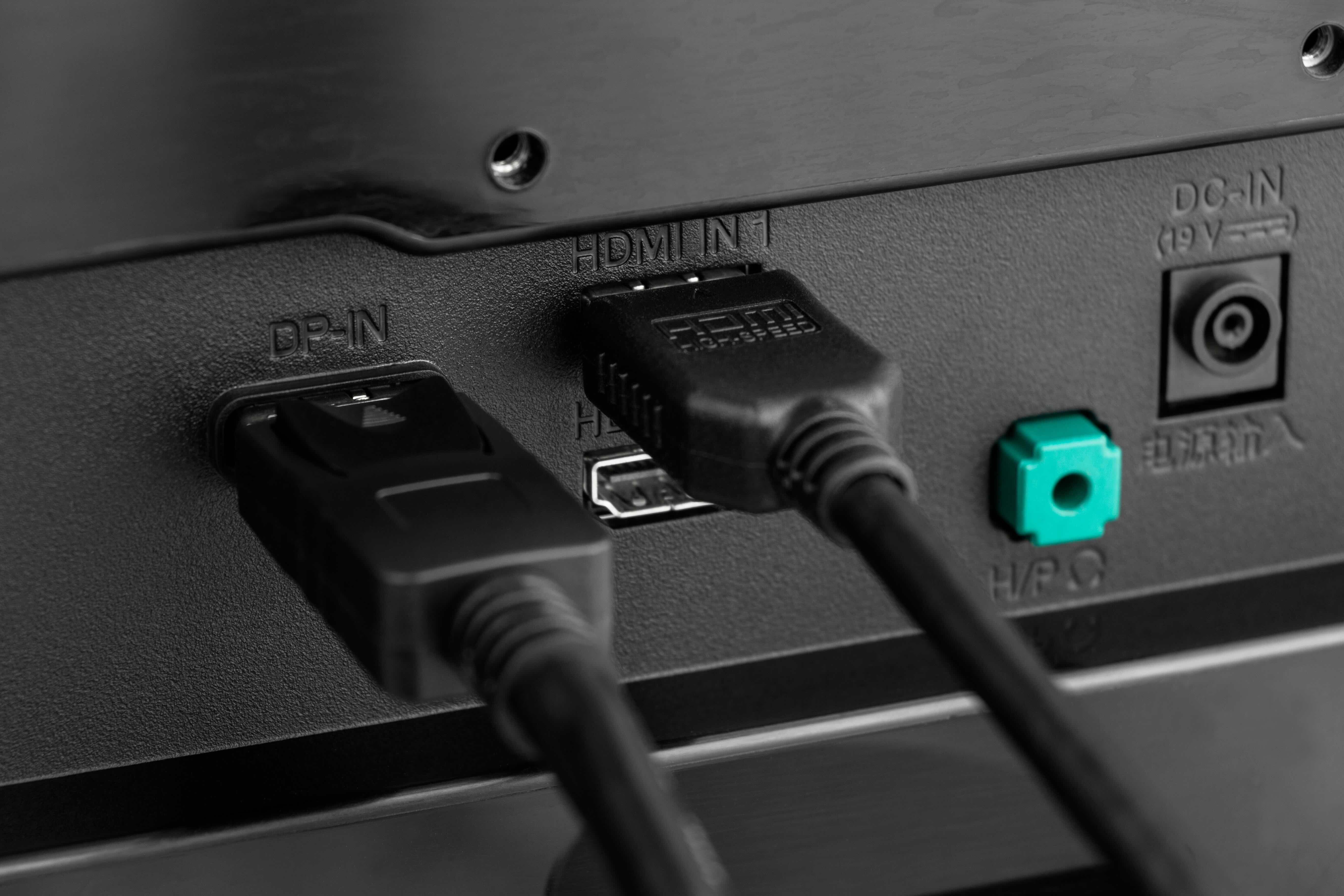 Seamless PC to TV Cables: HDMI & DisplayPort Guide