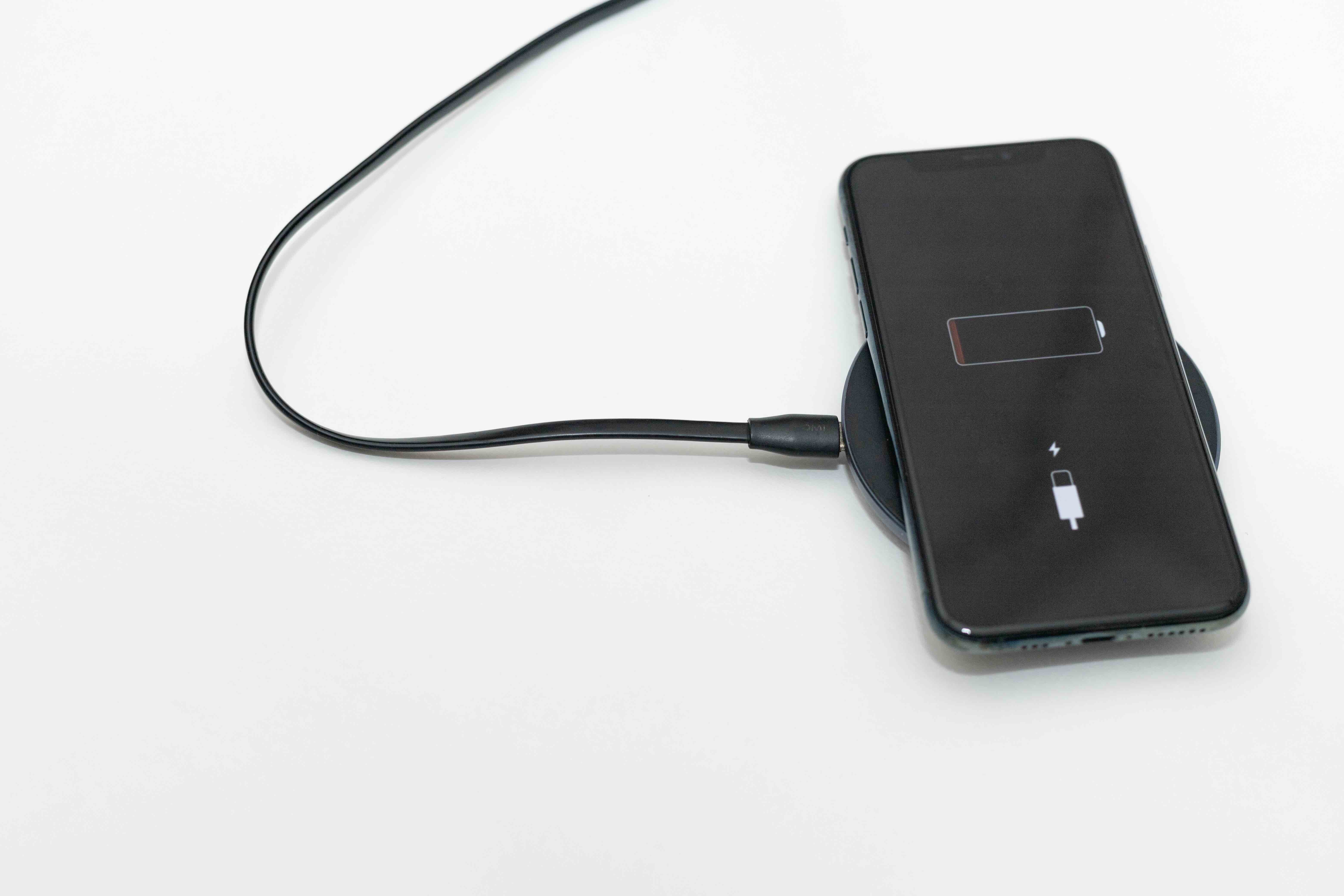 Qi Wireless Charging Explained: Standards, Speed & Tips