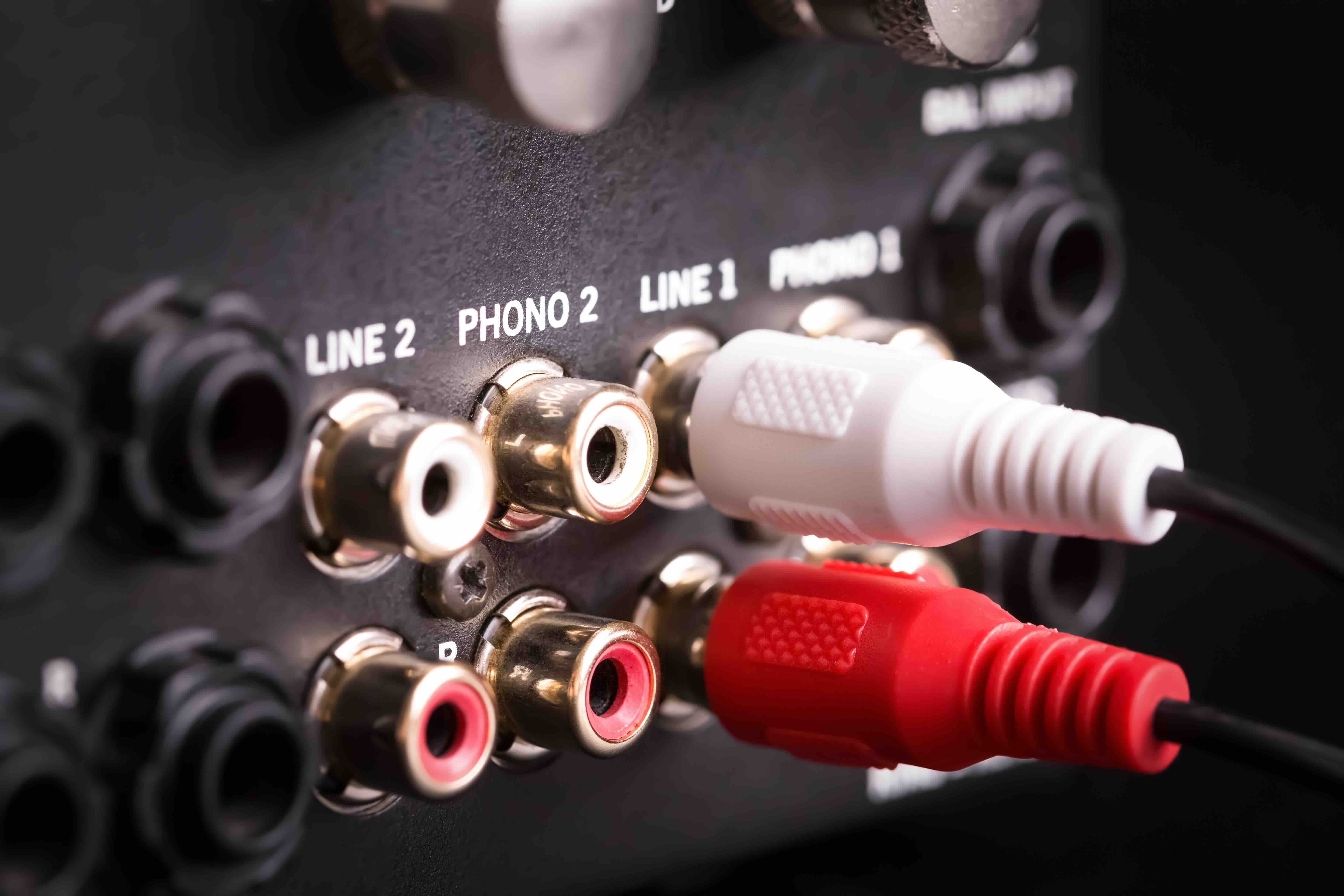 How to Hook Up Two Amps with One RCA Jack