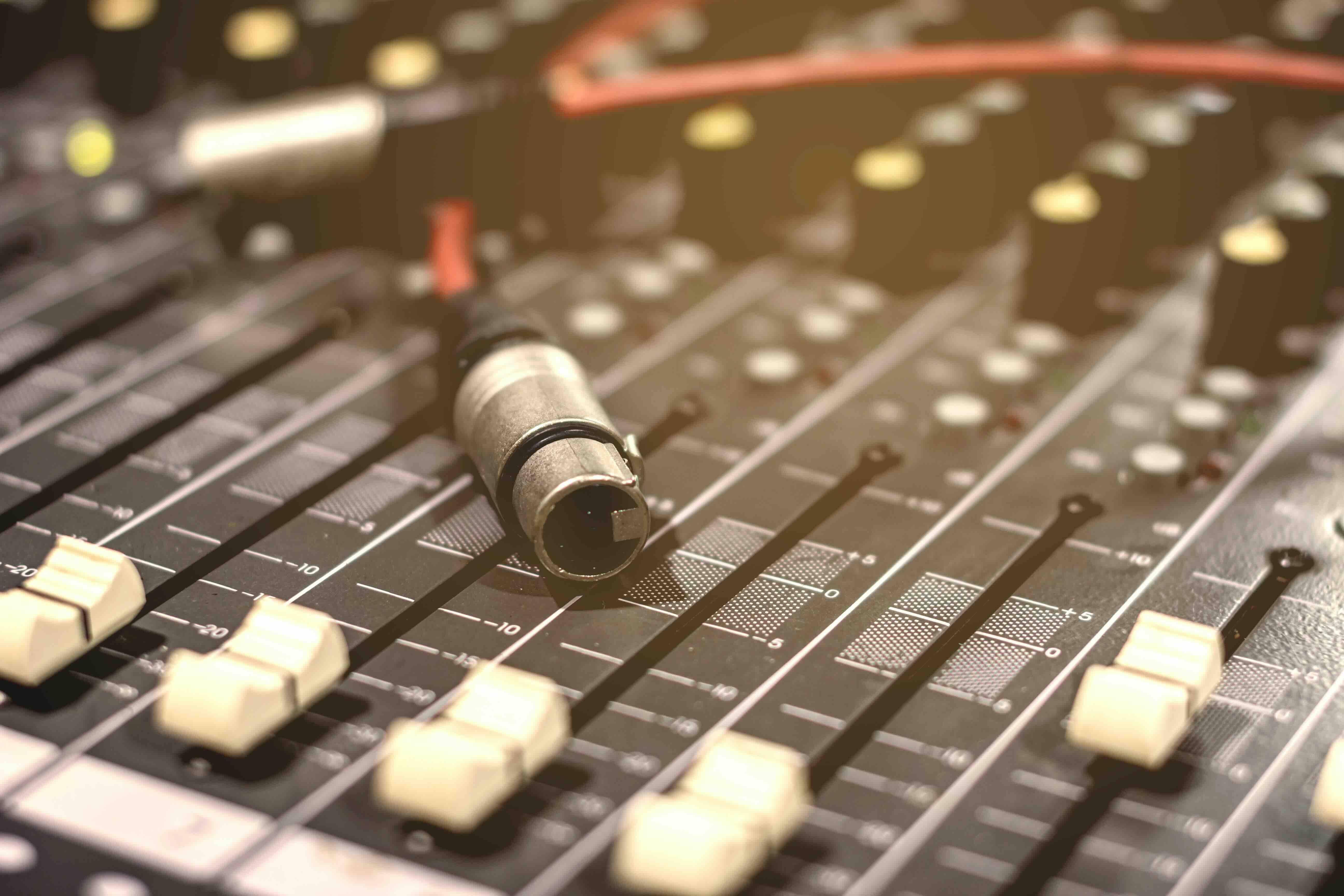 XLR to AUX Cables: Grounding and Signal Guide