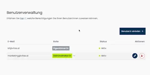 Animation für die Benutzerverwaltung. Maus weißt einem Nutzer die Rolle Administrator zu
