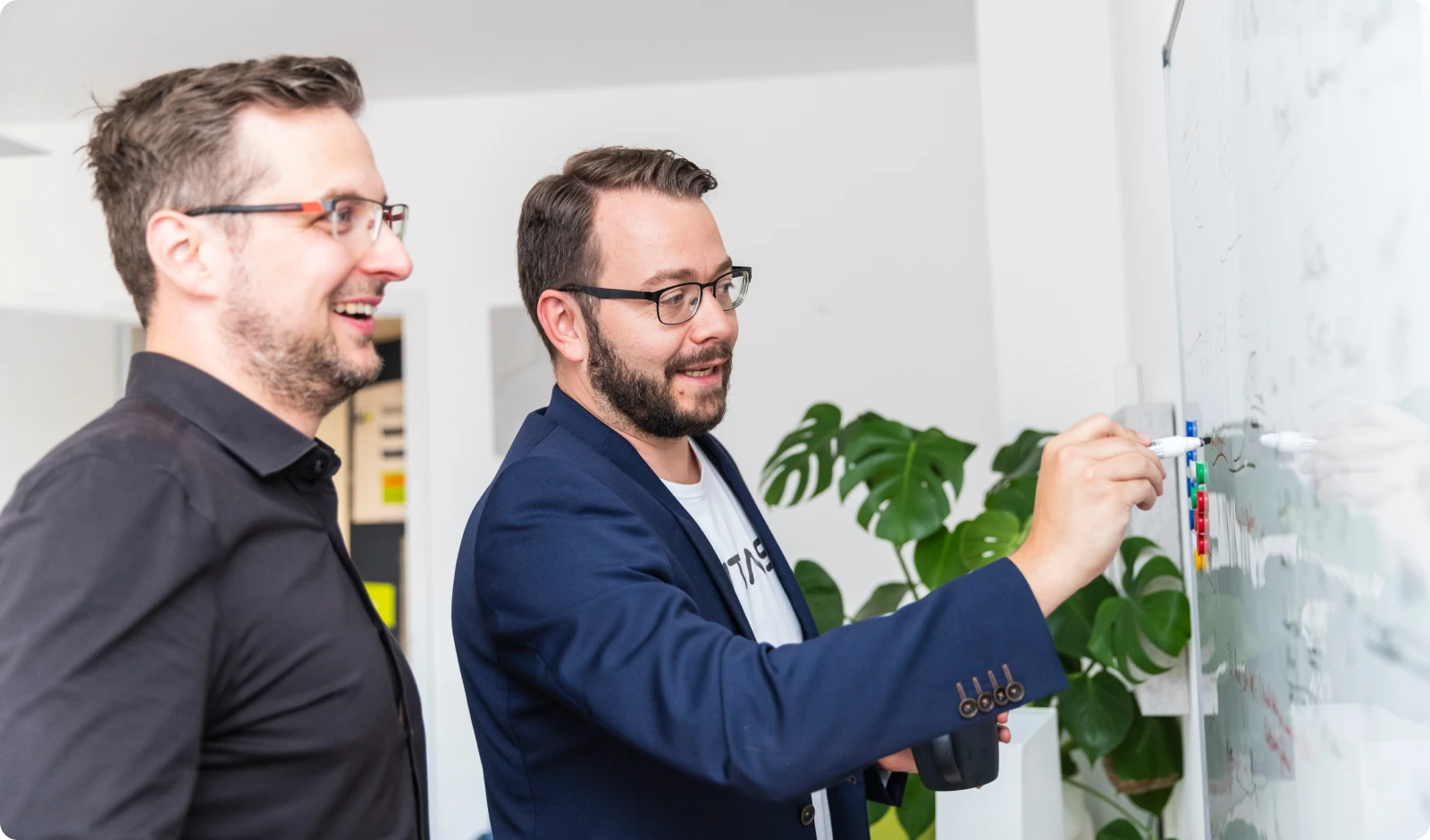 CEO Thomas Abend und COO Tobias Bäumler präsentieren Slides