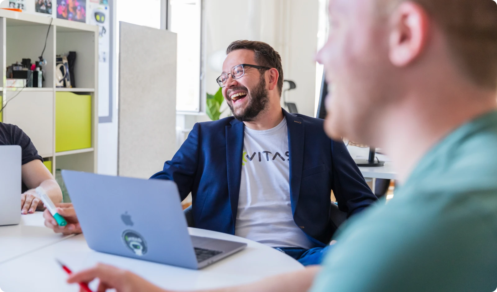 CEO Thomas Abend lachend im Meeting