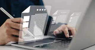 Daten werden an einem Laptop ausgewertet