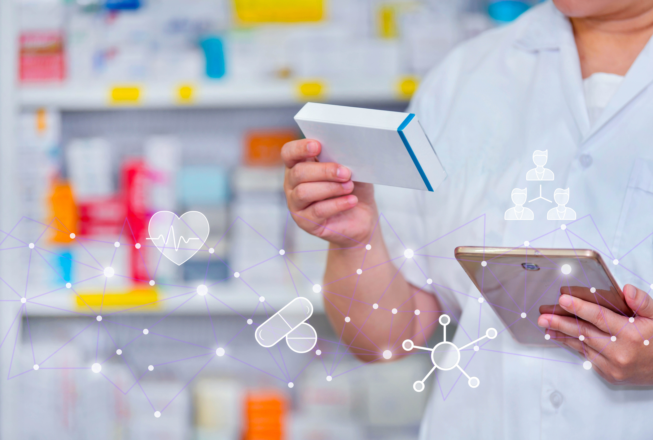 薬剤師が薬のパッケージとタブレット端末を持ちながら、デジタルネットワークや医療関連のアイコン(心電図、カプセル、人物アイコンなど)が重ねて表示されている薬局内の様子