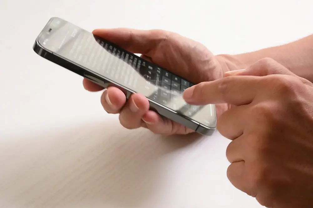 スマートフォンを操作している手元の様子