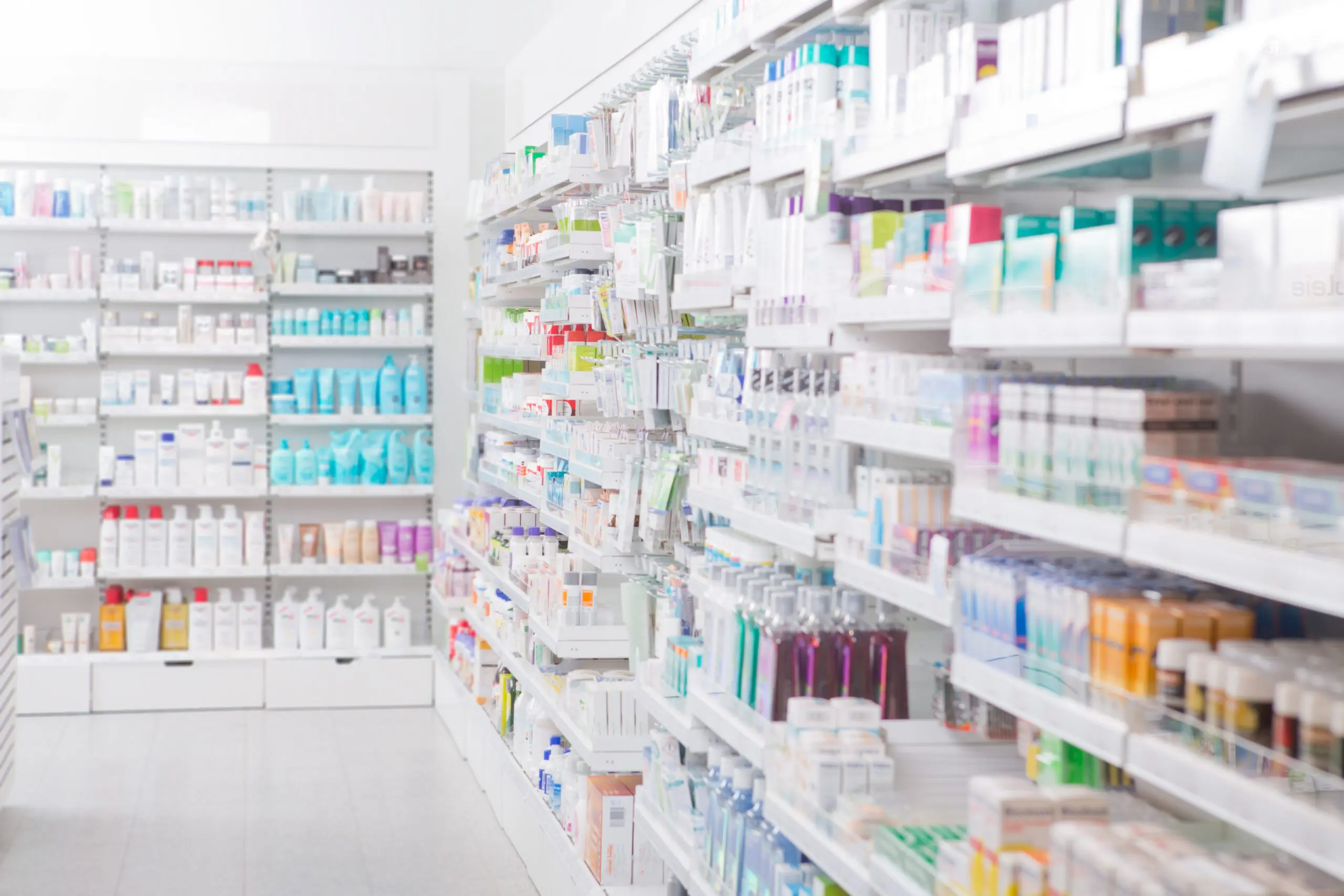 医薬品が並ぶ棚