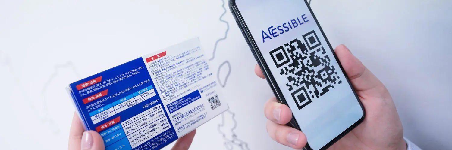 医薬品に印刷されているアクセシブルコードをスマートフォンで読み取っている