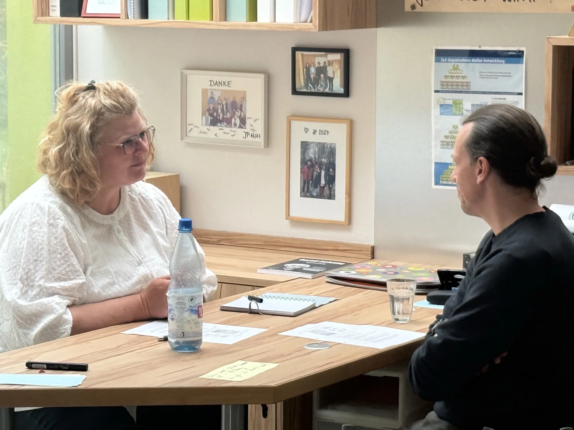 Gespräch zu zweit am Arbeitstisch