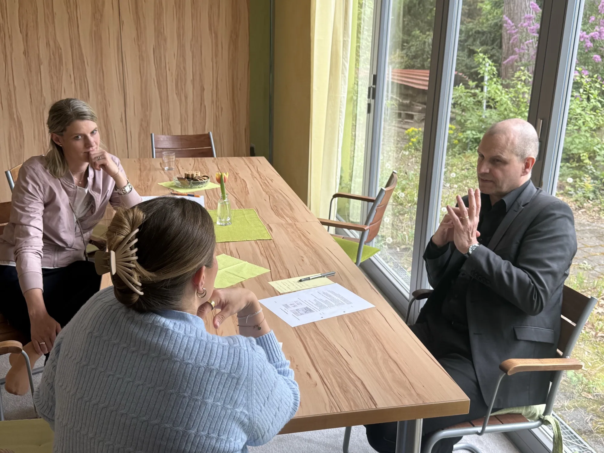 Kleine Runde am Tisch im Seminarraum