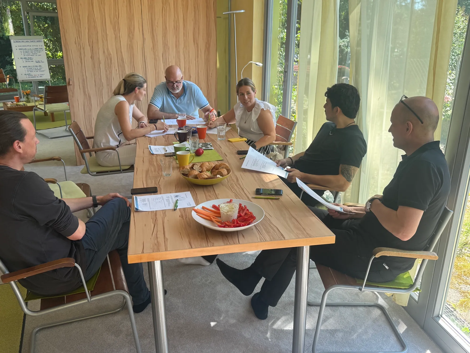 Gemeinsames Mittagessen am langen Tisch