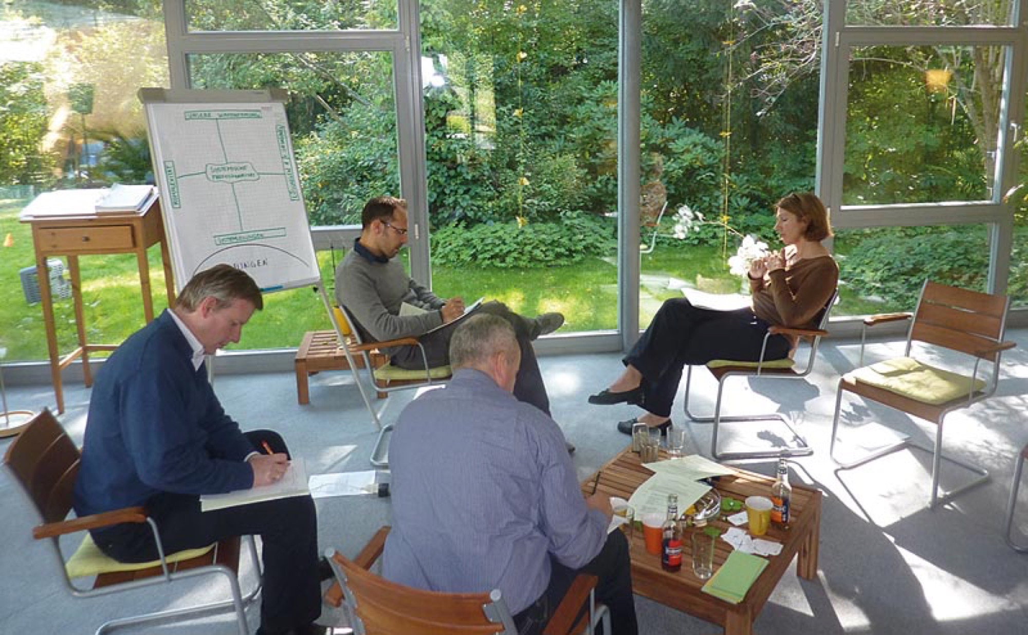Zwei Teilnehmerinnen im Gespräch in der Werkstatt