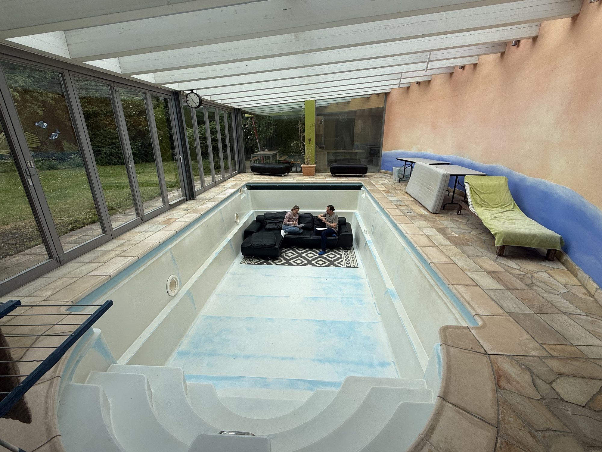Schwimmbad im Wintergarten mit Blick in den Garten