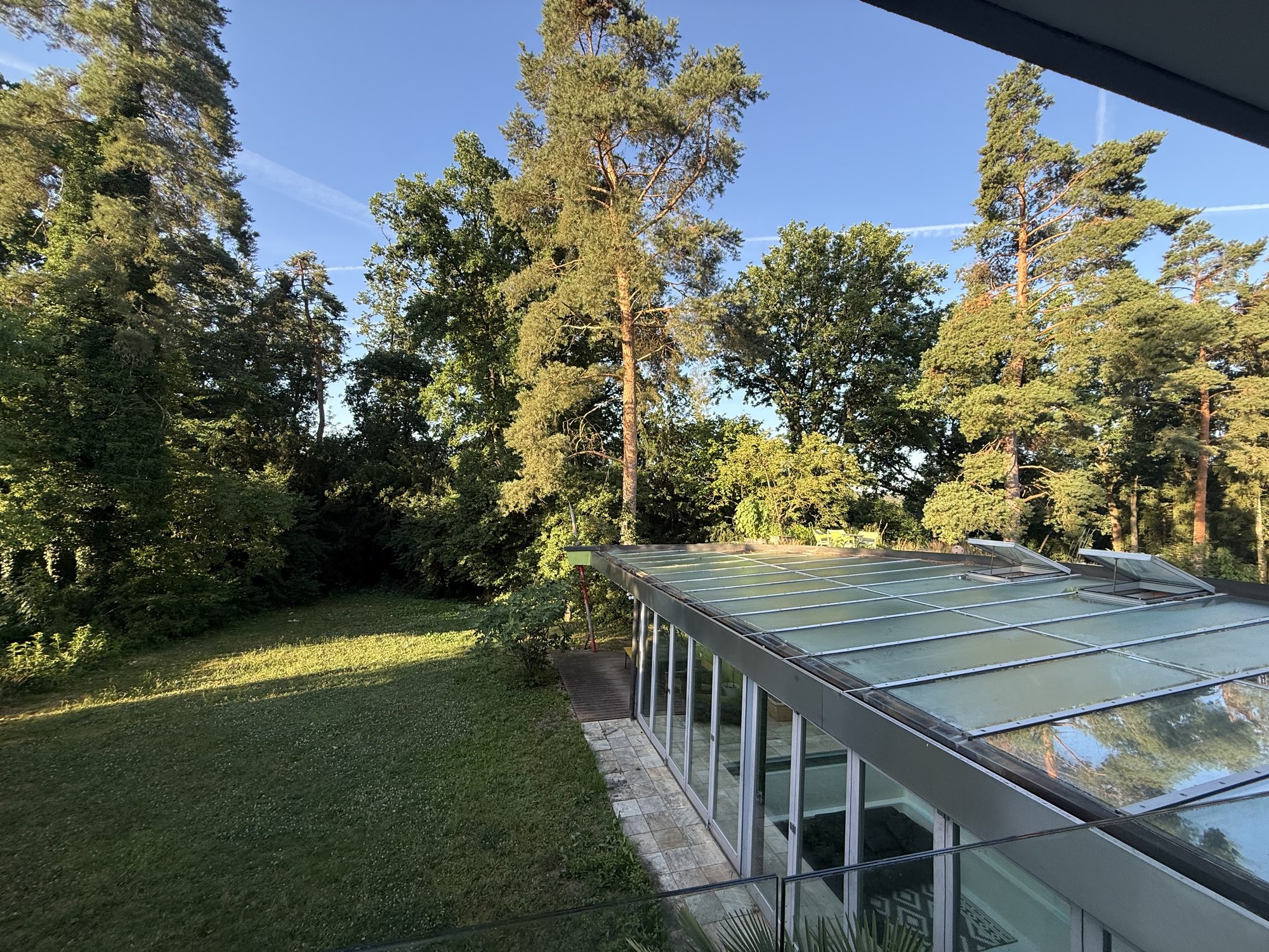 Das Haus im Grünen, von der Wiese aus gesehen