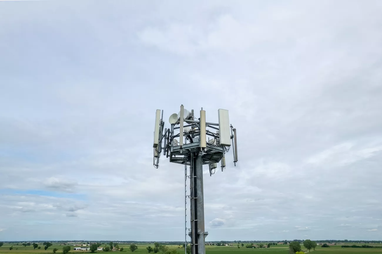 5G tower in the countryside.